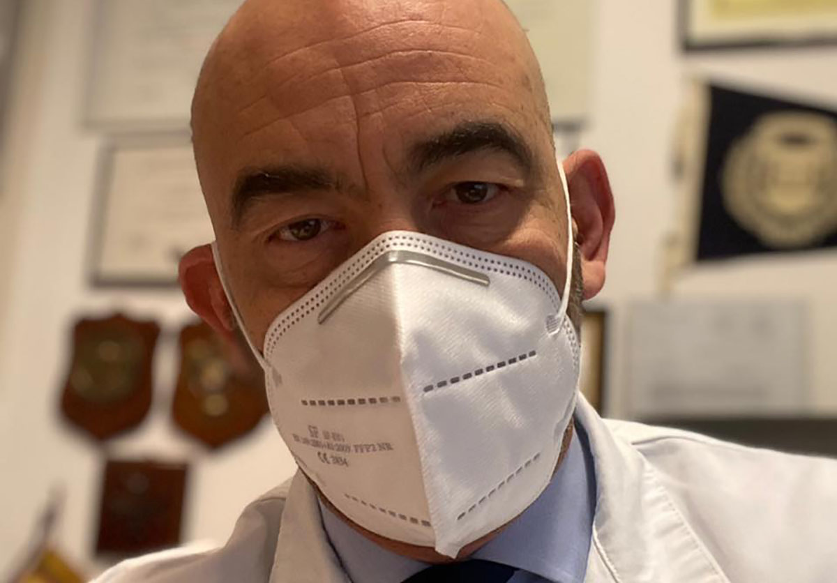 Bassetti: “Via la mascherina ai vaccinati, segnale anche per i no-vax”