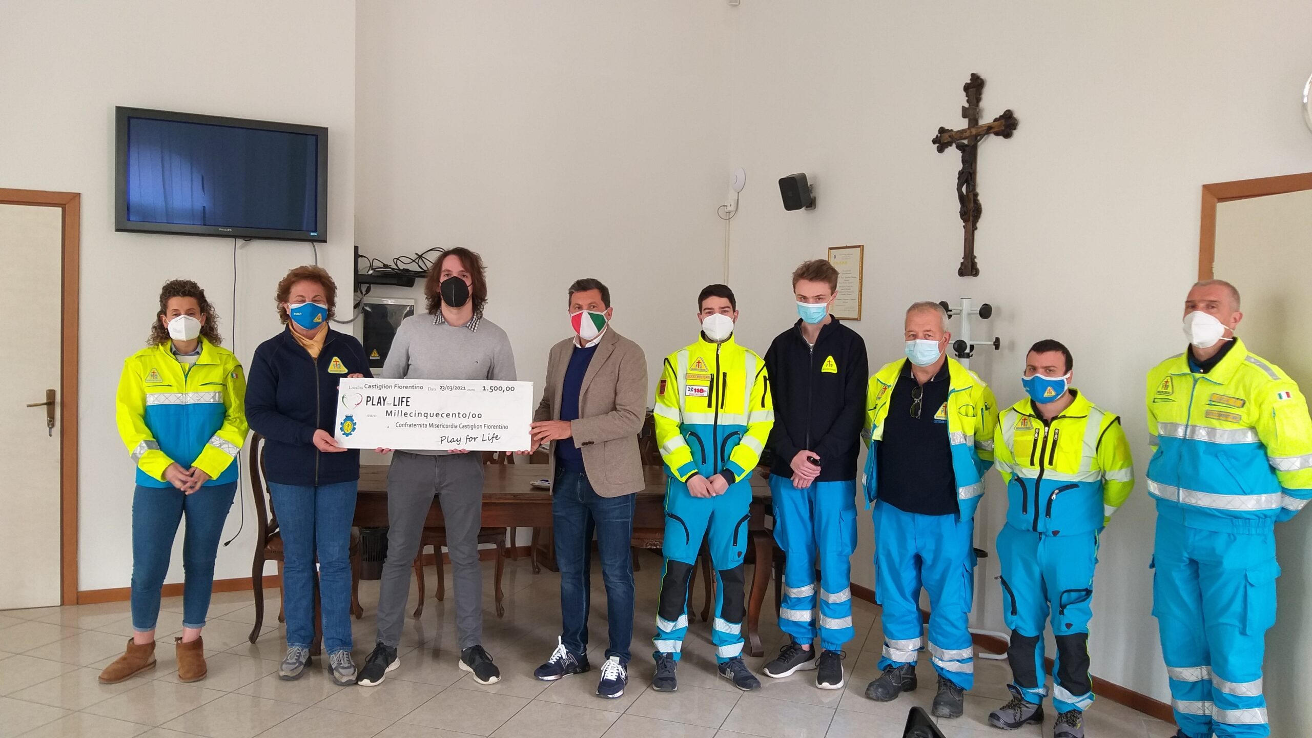 La PlayForLife ha donato ieri 1.500 euro alla Misericordia di Castiglion Fiorentino raccolte attraverso un iniziativa benefica a cui hanno aderito molti personaggi dello sport