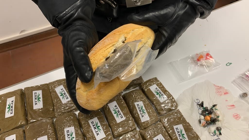 Droga in una pagnotta di pane: fermati dai Carabinieri tentano di sottrarsi al controllo ma vengono arrestati