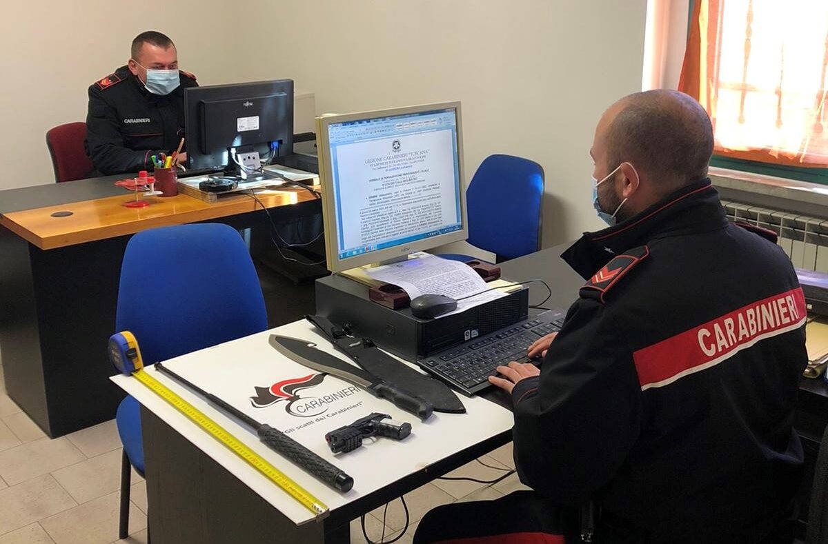 Telefona al 112 e minaccia di sparare: denunciato dai carabinieri per procurato allarme e detenzione abusiva di armi