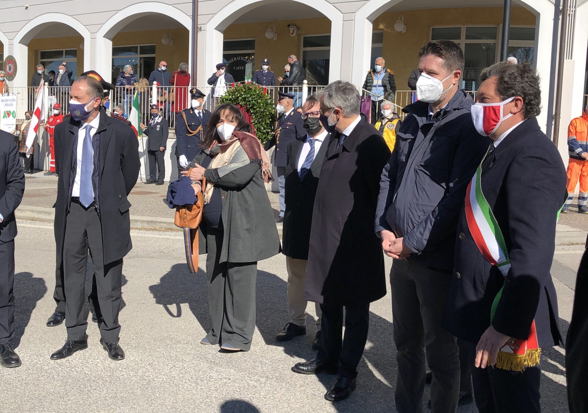 Anche il sottosegretario al Ministero dell’Interno, Nicola Molteni, alla cerimonia in memoria del Sovrintendente della Polizia di Stato, Emanuele Petri, l’eroe moderno ucciso per mano brigatista 18 anni fa