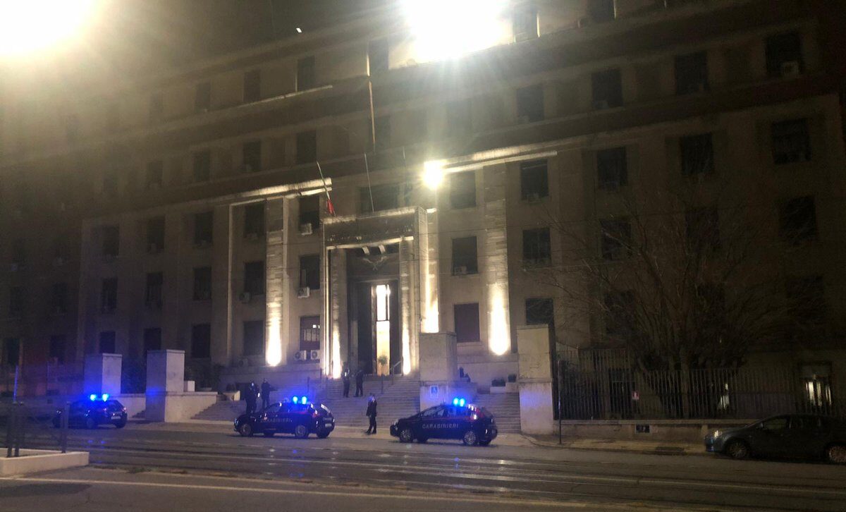Attacco all’Istituto superiore di sanità: ignoti danno fuoco al portone