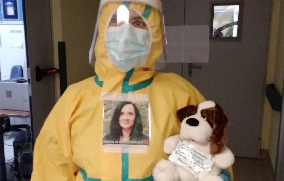 “Dentro la tuta ci sono io”. Ecco cosa ha escogitato Patrizia per farsi riconoscere dal marito