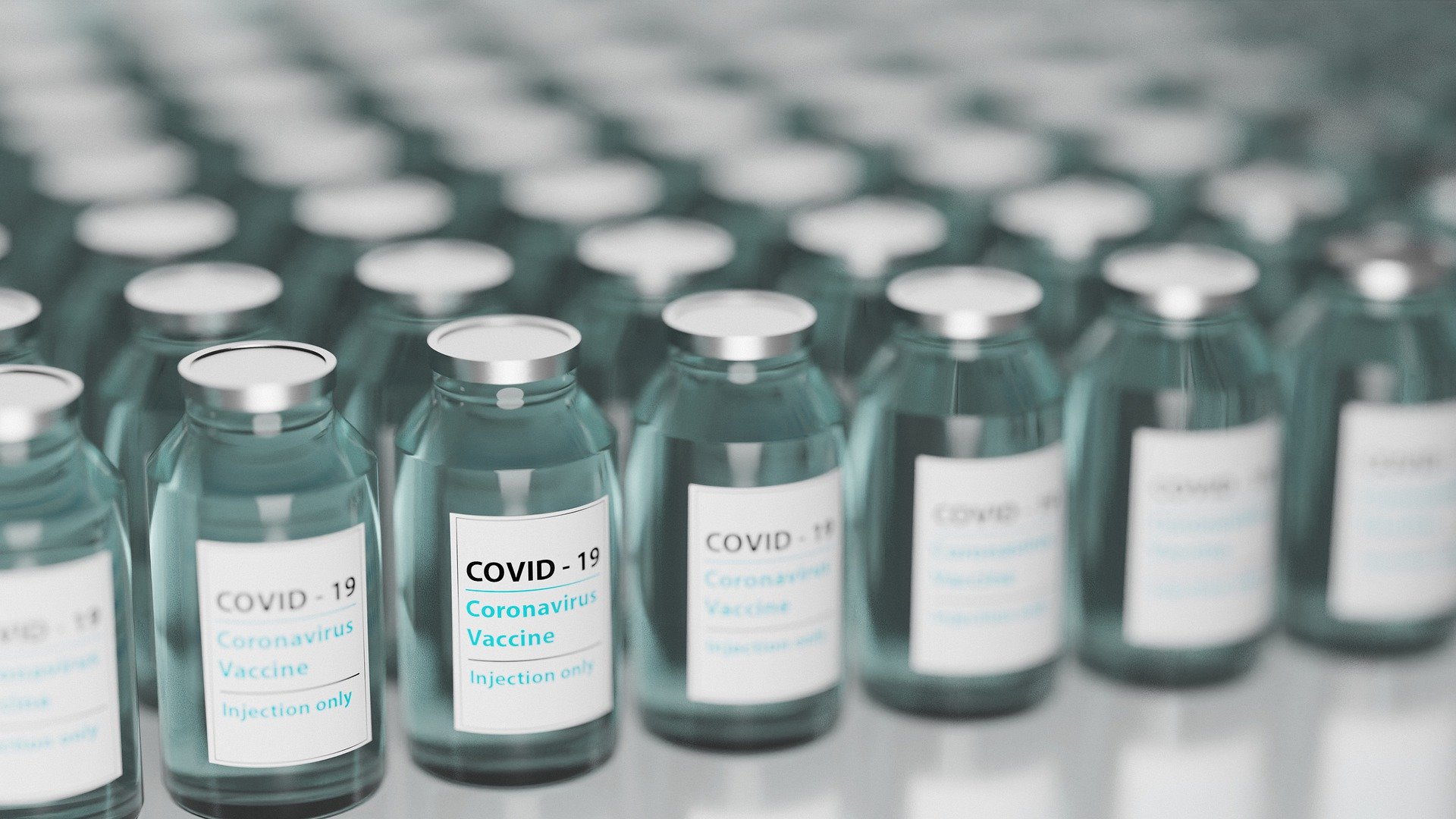 Vaccino COVID-19 AstraZeneca: EMA trova un possibile collegamento con casi molto rari di trombi inusuali associati a bassi livelli di piastrine