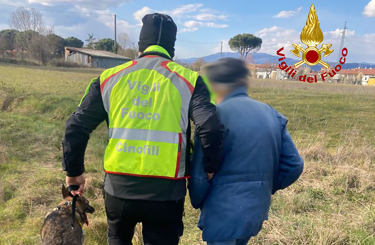Esce di casa e si perde, 86enne ritrovato dai vigili del fuoco dentro una baracca