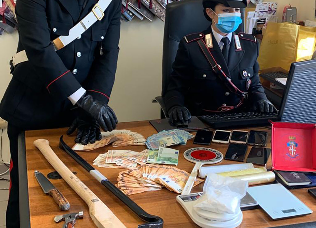 Scontro tra gruppi di stranieri della scorsa settimana, possedevano asce, mazze, coltelli e 300grammi di cocaina purissima. Tre arresti