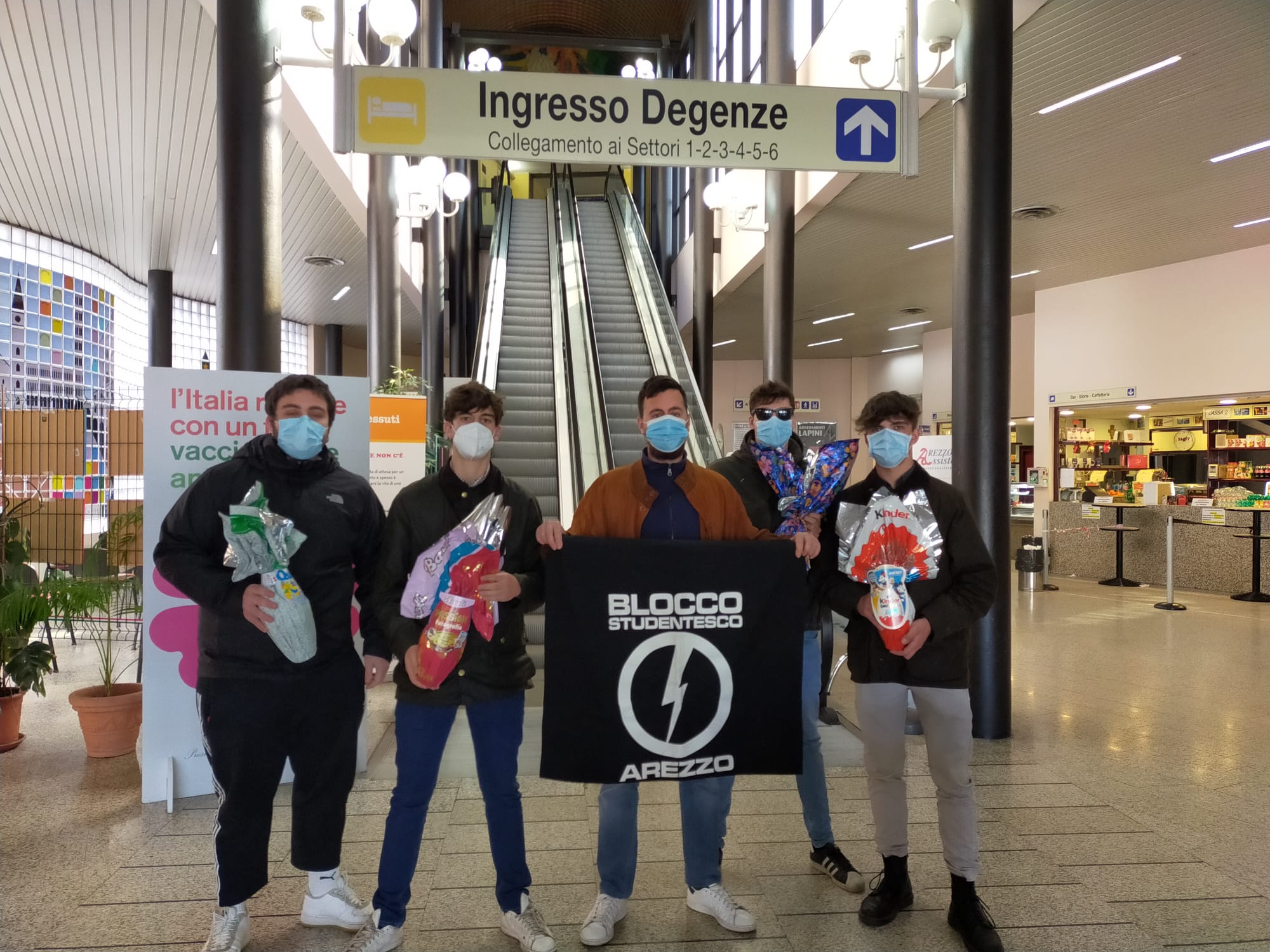 I militanti del Blocco Studentesco regalano uova di Pasqua ai bambini ricoverati al San Donato