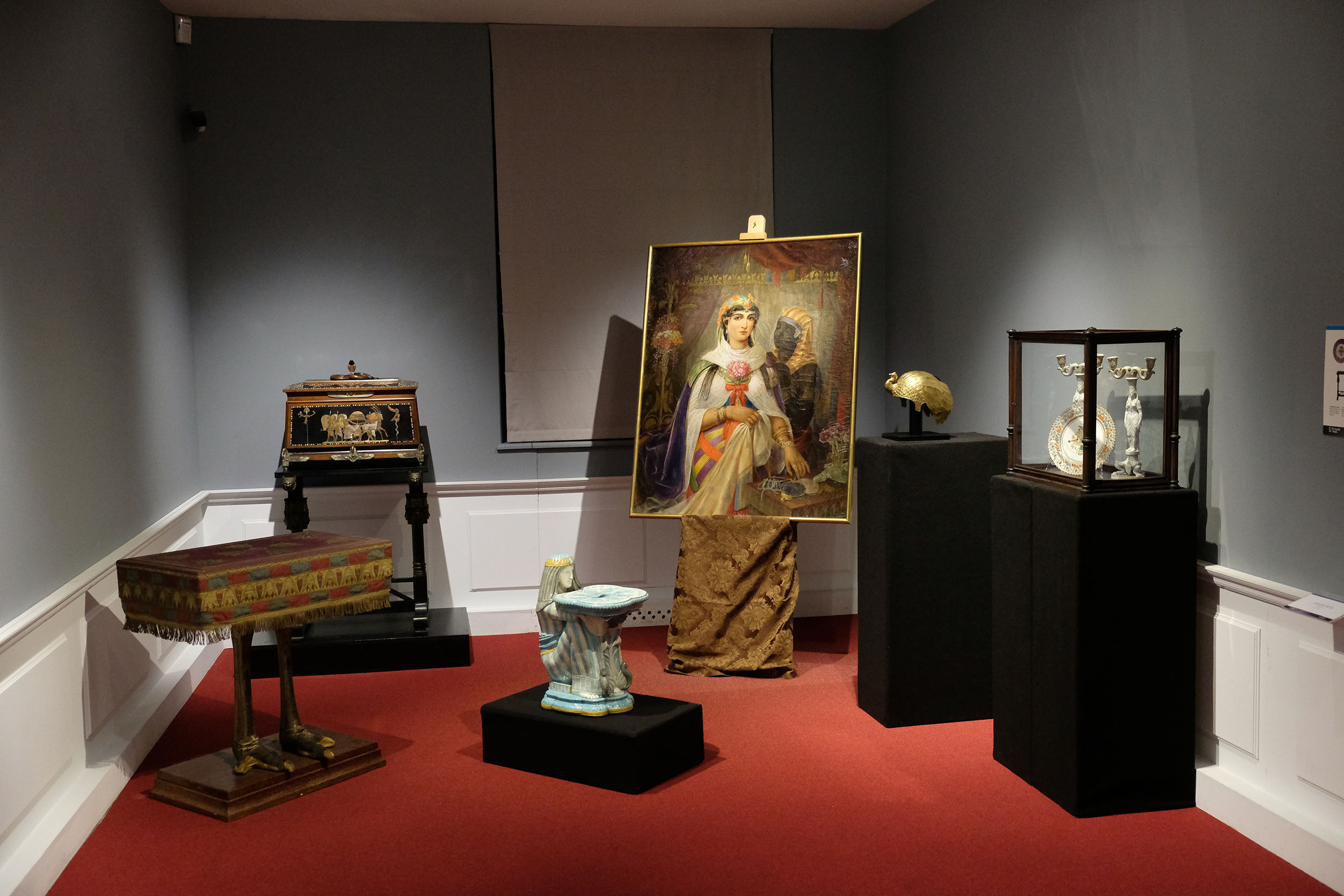 Casa Bruschi è pronta ad accogliere i visitatori in sicurezza dal 27 aprile, con l’opportunità di vedere la mostra “L’Oriente in Casa. Opere dalla Collezione di Frederick Stibbert”
