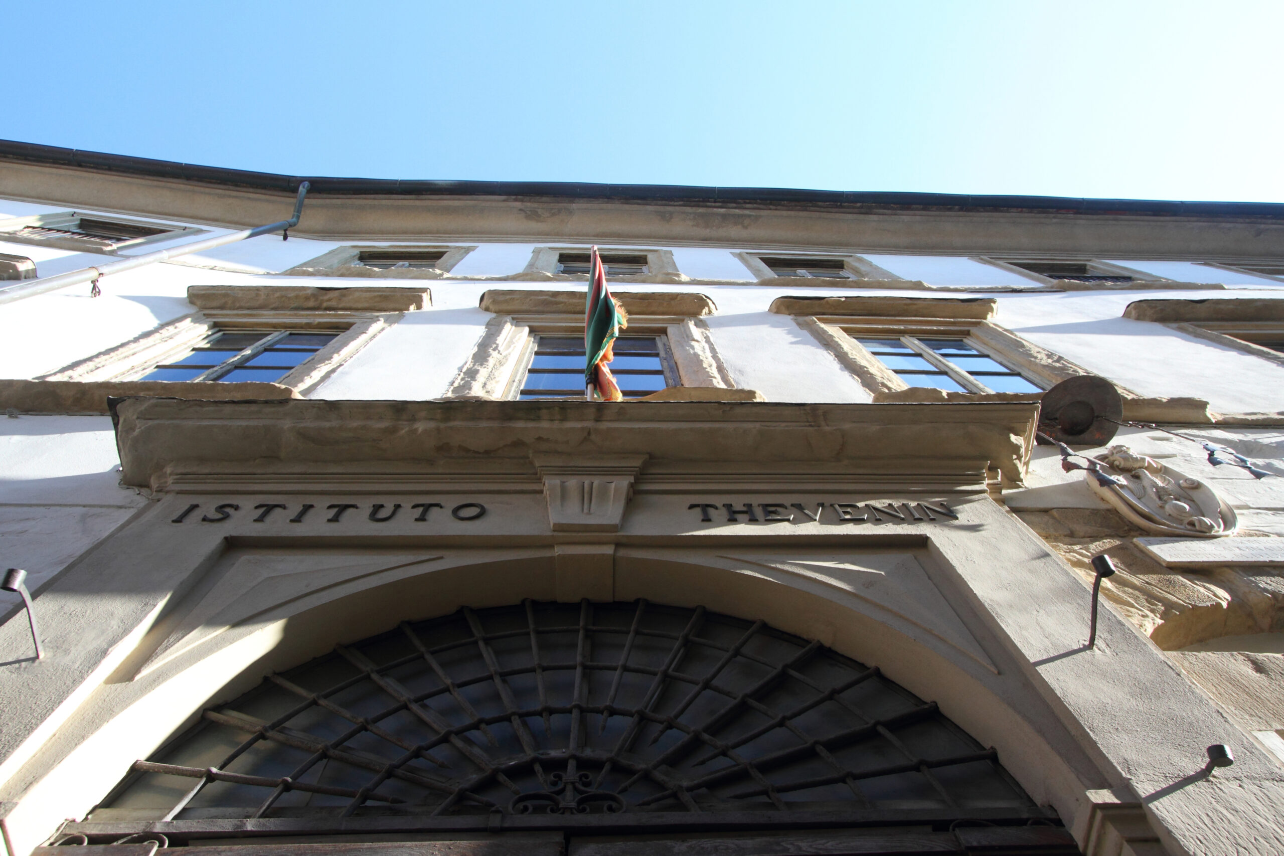 Thevenin: testimoni di pace contro guerra e violenza, con uova e ulivo benedetti