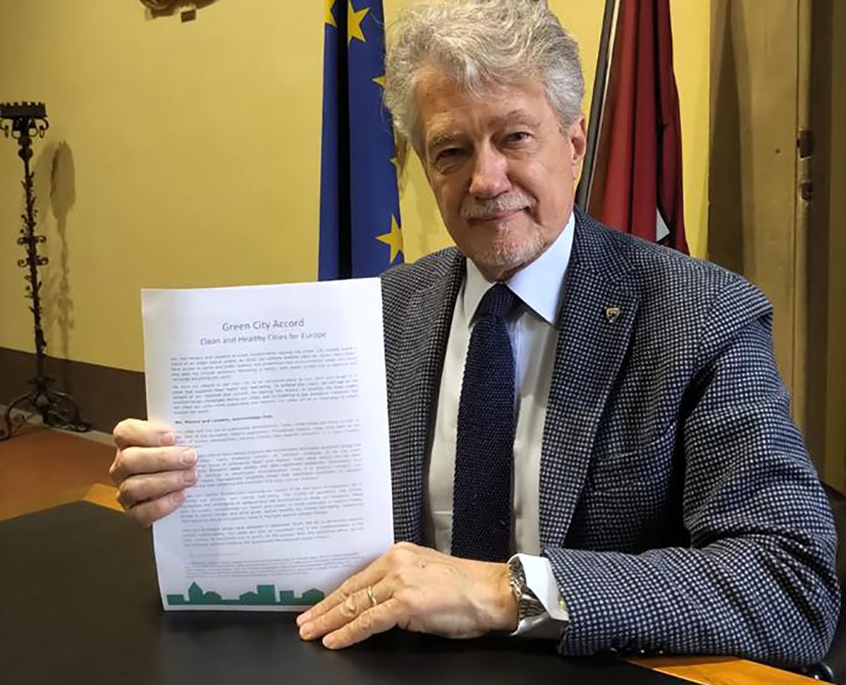 Il sindaco Alessandro Ghinelli firma il Green City Accord