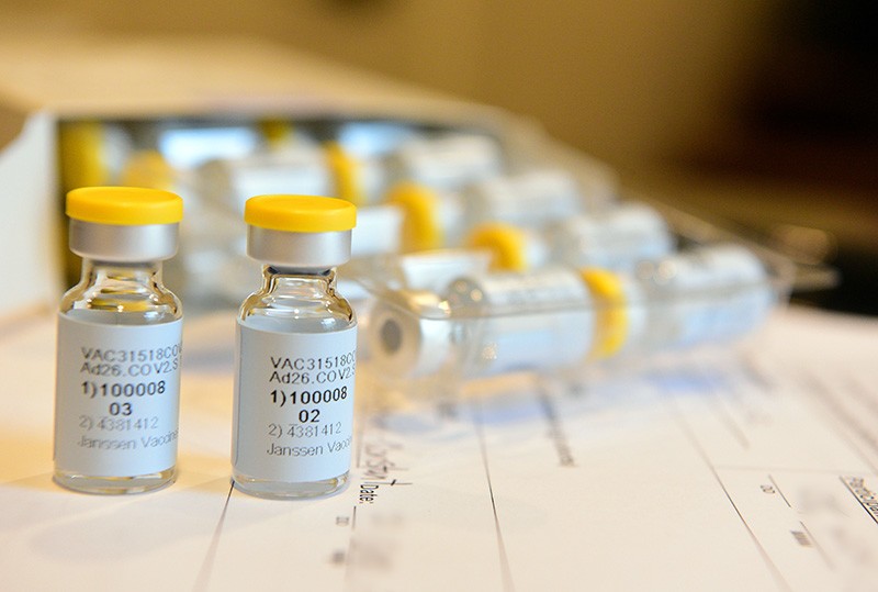 Vaccino, Ema su Johnson&Johnson: “Possibile collegamento con rare trombosi”