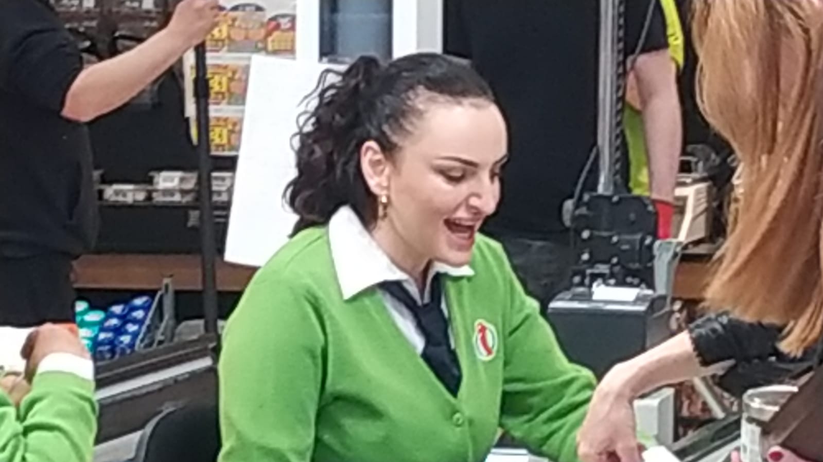 Arisa “la cassiera canterina” regala  spettacolo all’Iper Rubicone