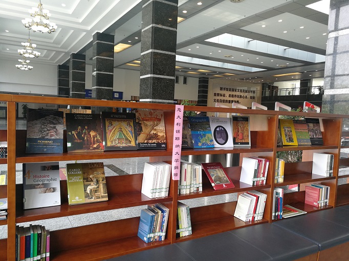La Biblioteca dell’Università cinese di Wenzhou si arricchisce di una sezione di Italiano grazie a collezioni dell’Ateneo senese