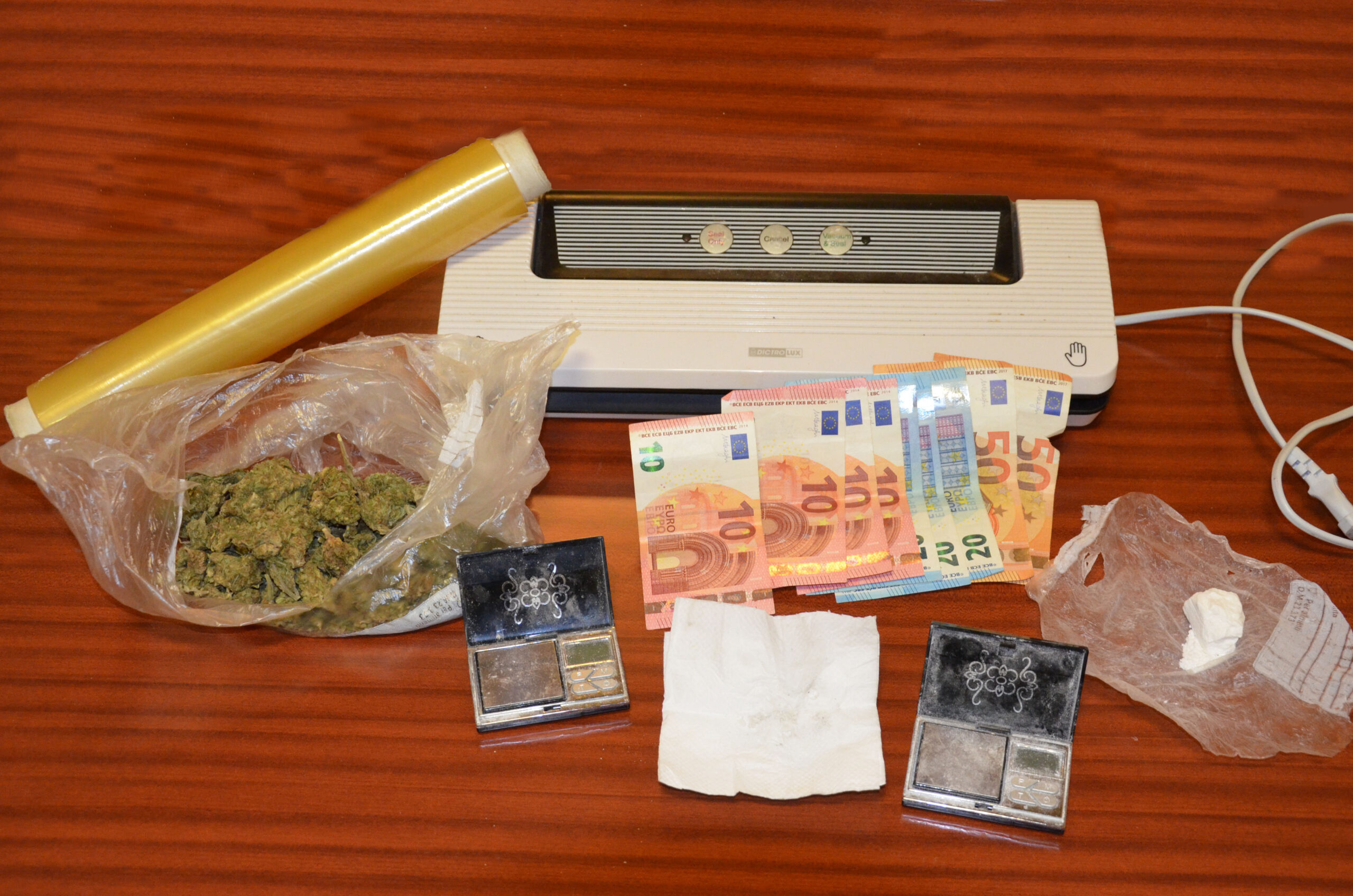 Arezzo: 42enne italiano arrestato per spaccio. Durante la perquisizione domiciliare trovata cocaina e marijuana