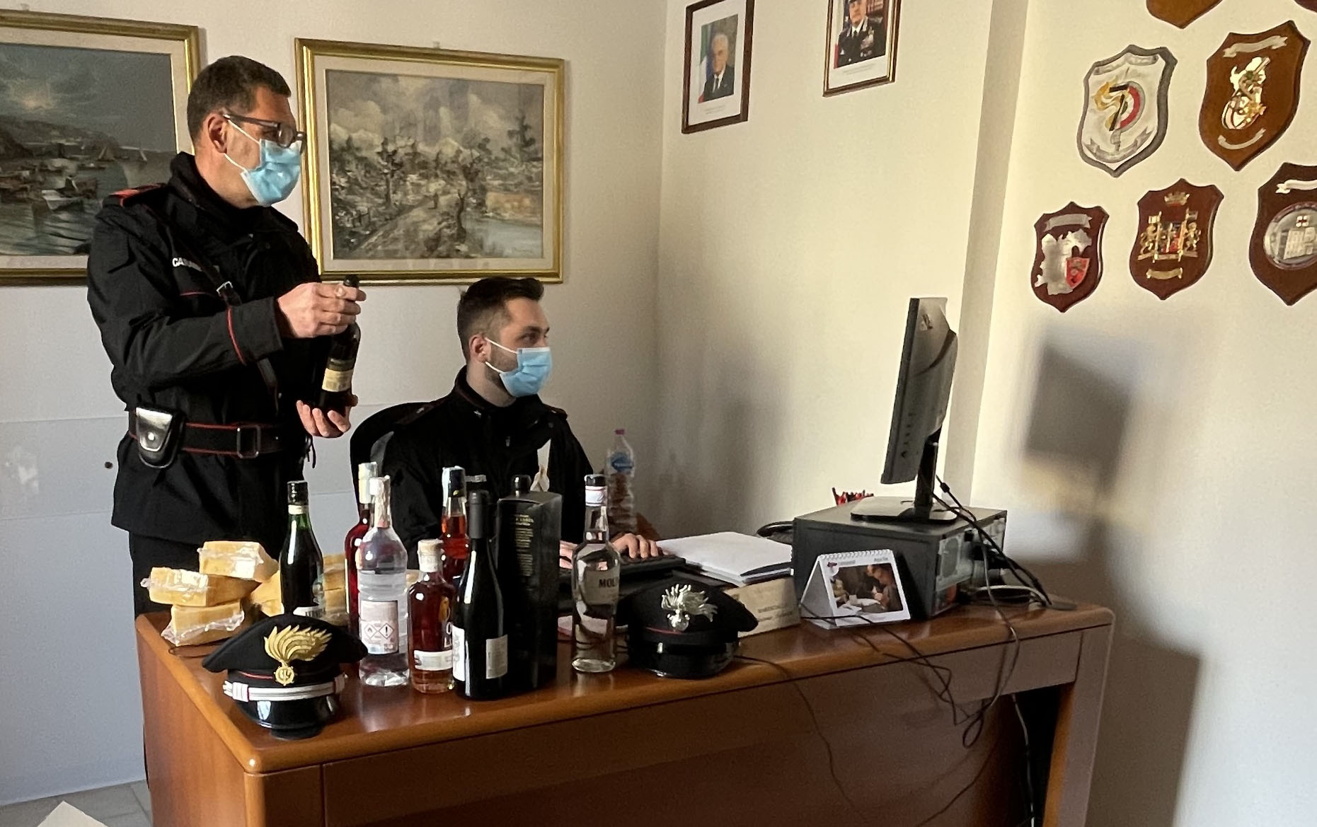 Scoperto con in macchina 70 bottiglie di alcolici di dubbia provenienza cerca di corrompere i Carabinieri: denunciato