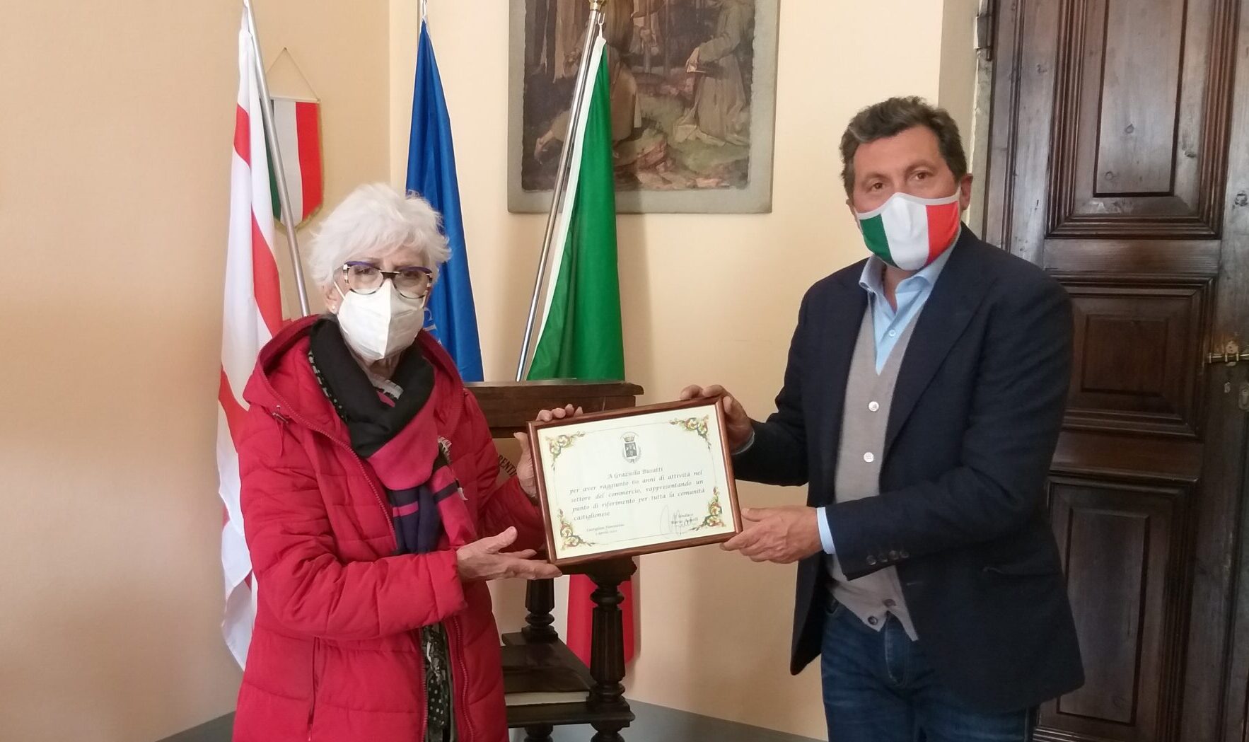 Una targa ricordo per i 60 anni di attività a Graziella Nocentini, volto storico dei commercianti castiglionesi
