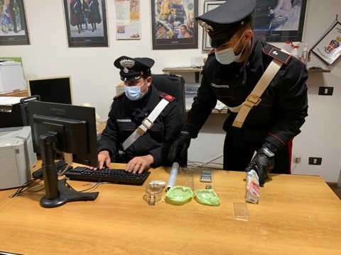 Tenta la fuga alla vista dei carabinieri: arrestato per possesso di marijuana e cocaina
