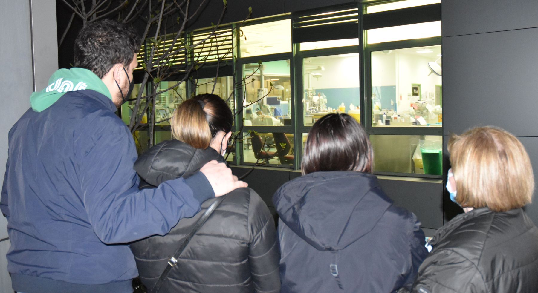 Una famiglia si ritrova sotto le stelle. Ogni sera riunisce ciò che il Covid separa