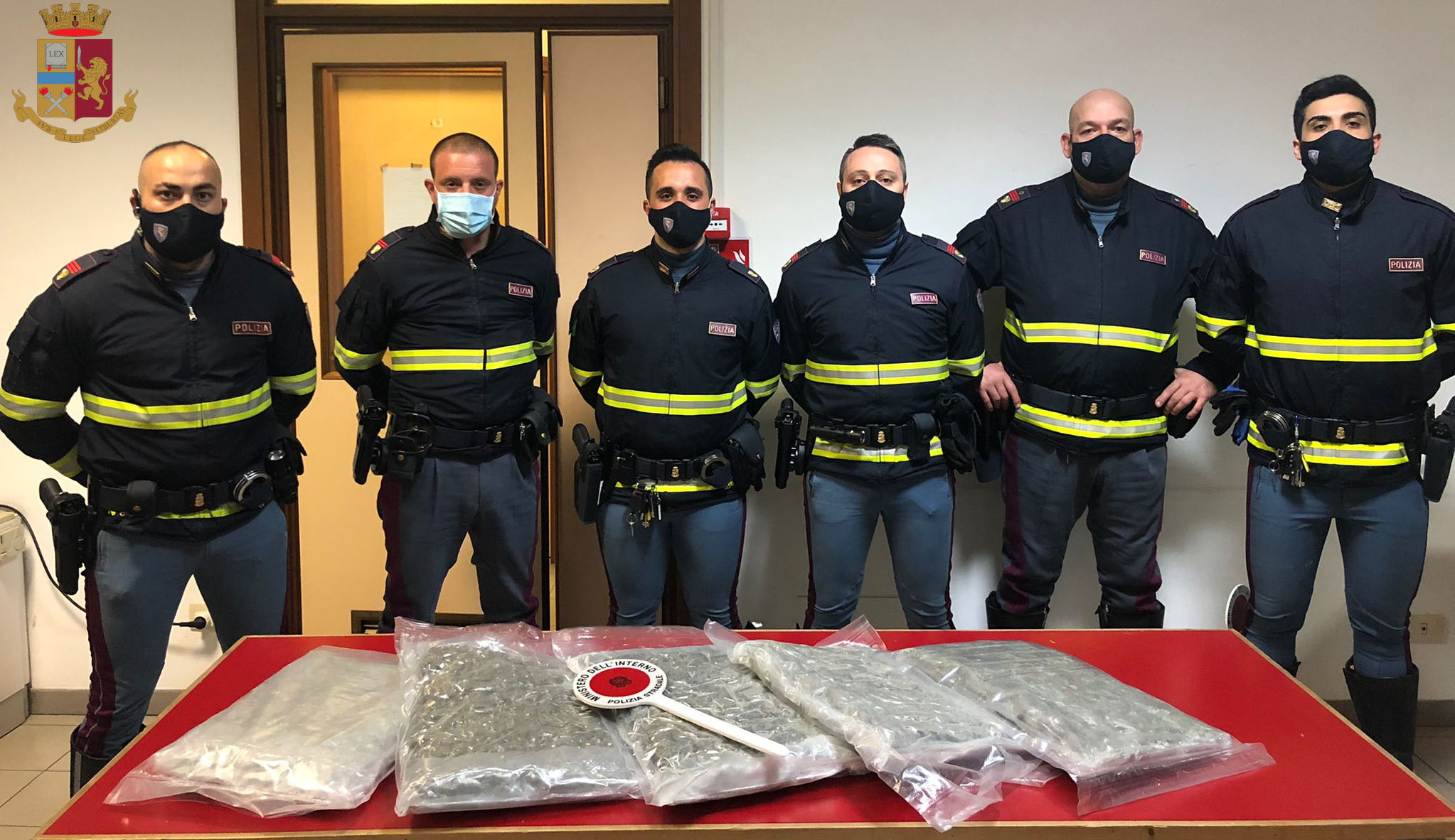 Trasportavano 6,2kg di droga, la Polizia di Stato arresta 2 trafficanti