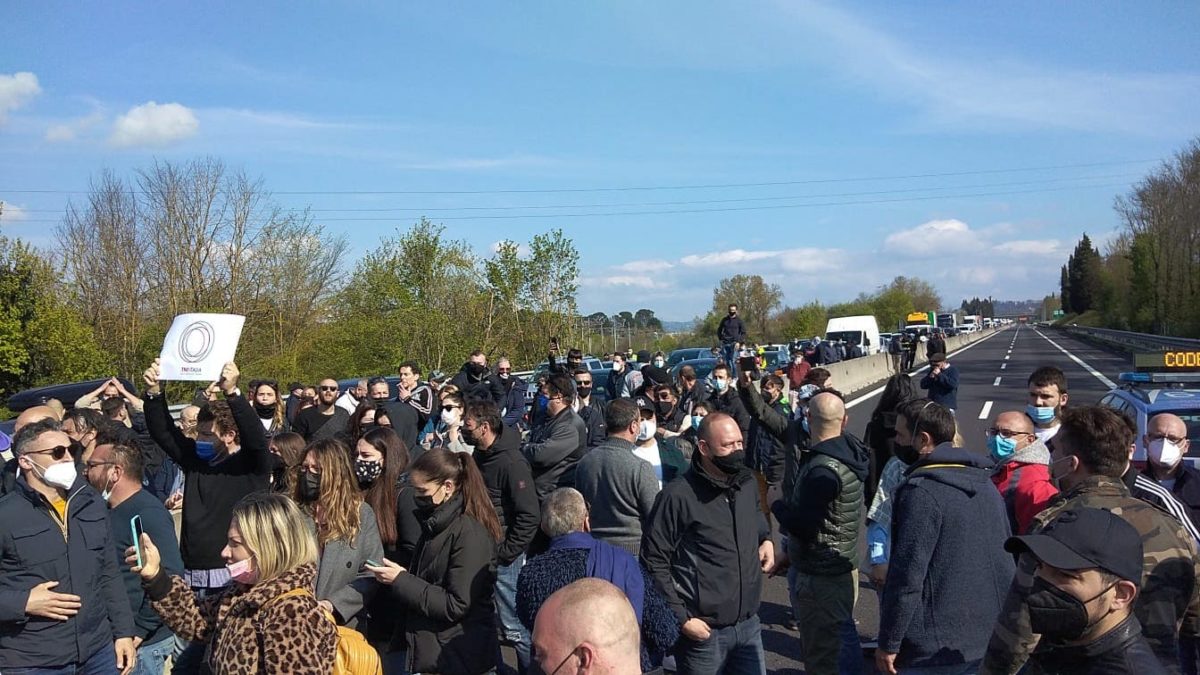 I ristoratori in protesta bloccano l’A1, auto passa e investe un manifestante