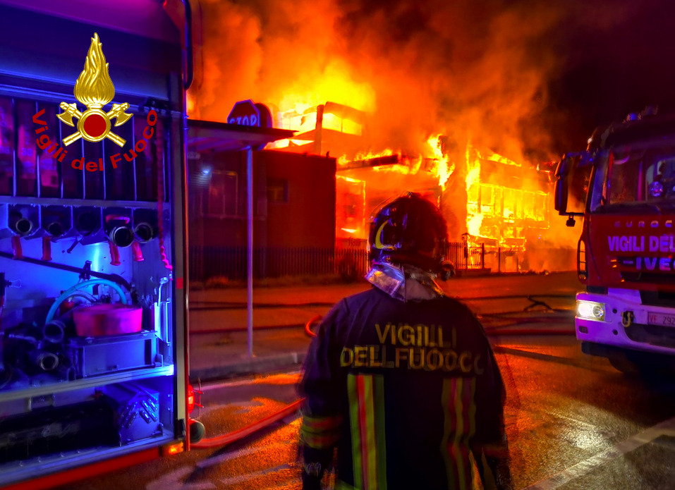 Grosso incendio in Valdarno, coinvolti numerosi fabbricati