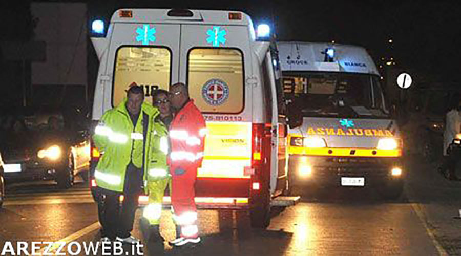 Finiscono con l’auto contro un albero in centro ad Arezzo: due feriti, uno è grave