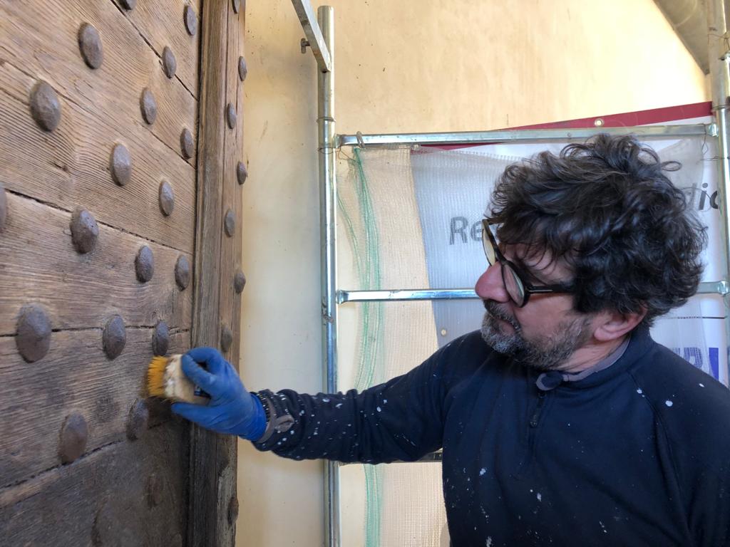 Monte San Savino, in corso il restauro dei portoni lignei di Porta Fiorentina