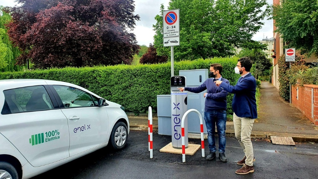 San Giovanni Valdarno: inaugurate le infrastrutture di ricarica per veicoli elettrici, 16 punti per la mobilità sostenibile