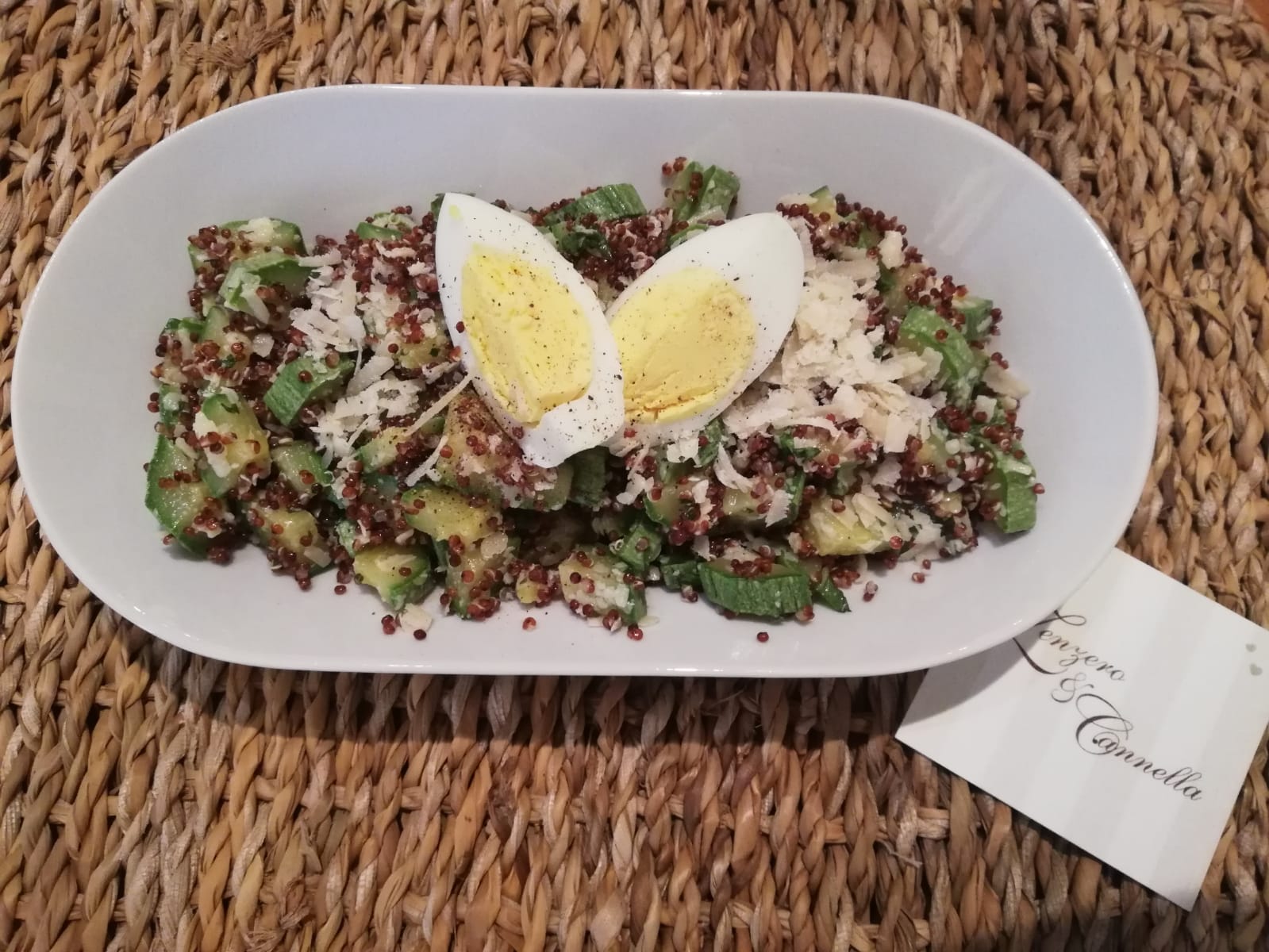 Insalata di quinoa rossa al profumo di menta e limone
