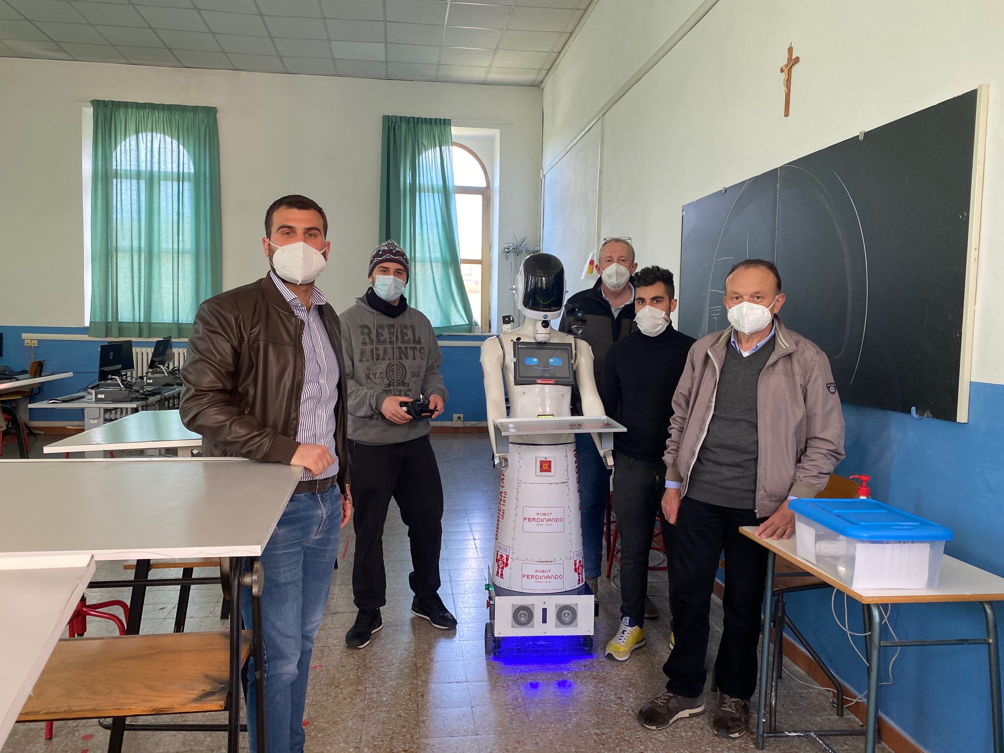 Il robot Ferninando dell’Isis Fermi e i complimenti del Sindaco in visita alla scuola