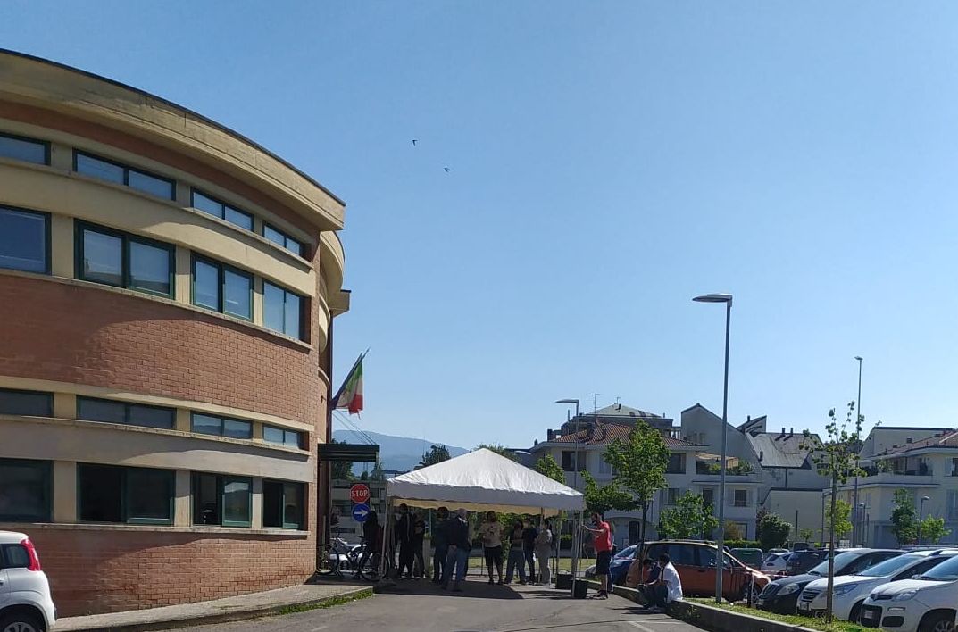 Centro socio sanitario di Montevarchi: da oggi due gazebo per evitare file sotto il sole