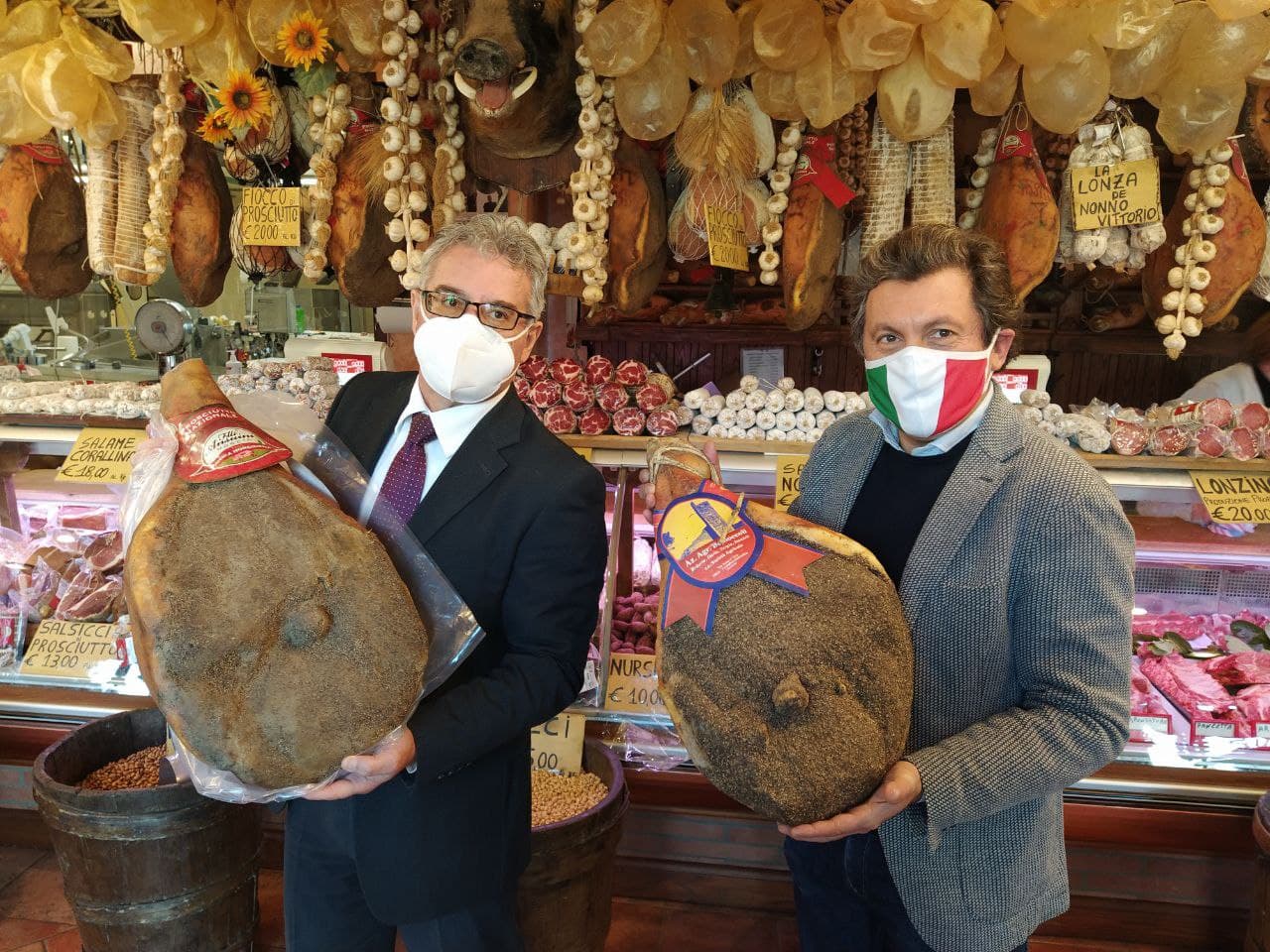 Parte la sfida del “Prosciutto” tra il comune di Norcia e quello di Castiglion Fiorentino Parte la sfida del “Prosciutto” tra il comune di Norcia e quello di Castiglion Fiorentino