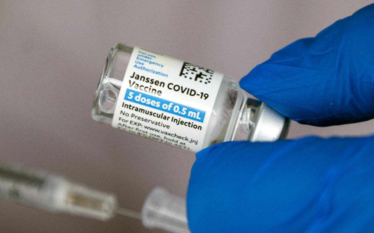 Vaccini over 65, il 5 maggio agende aperte per prenotare J&J