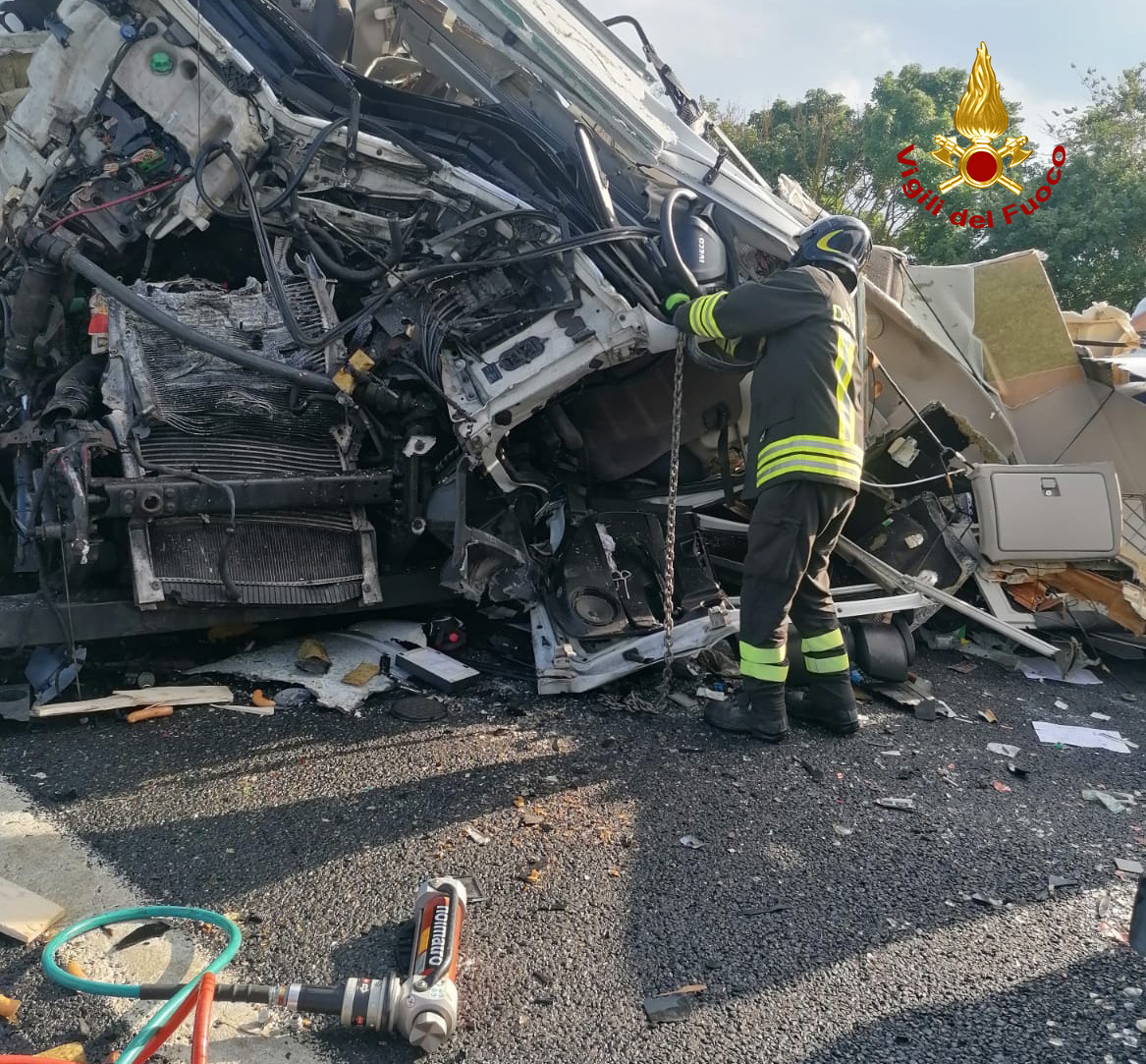 Incidente in A1 fra due mezzi pesanti, conducente in codice rosso a Siena