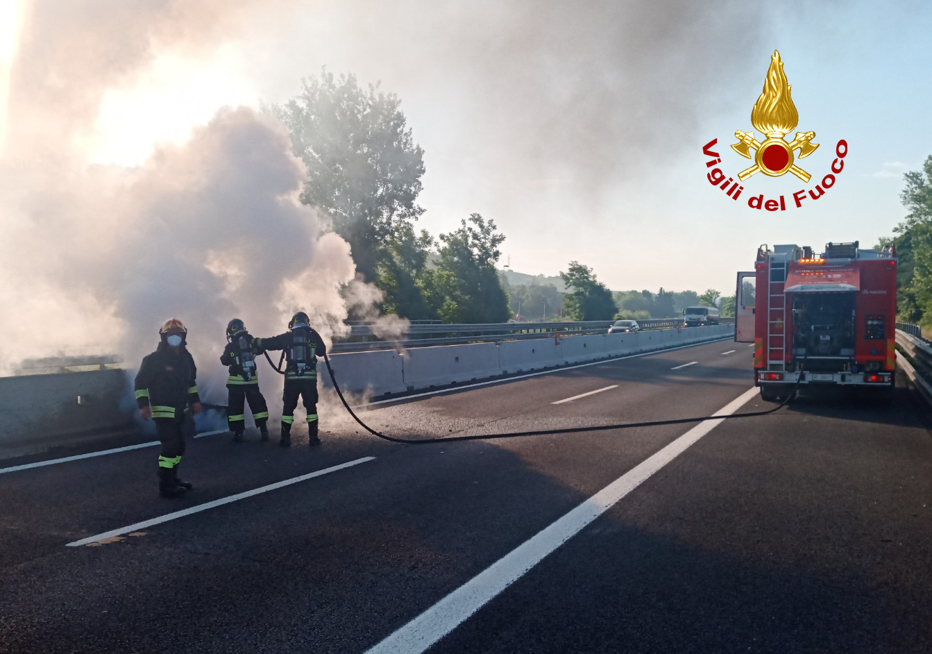 A1: si è staccata la ruota da un  autoarticolato in marcia e prende fuoco, l’intervento dei vigili del fuoco