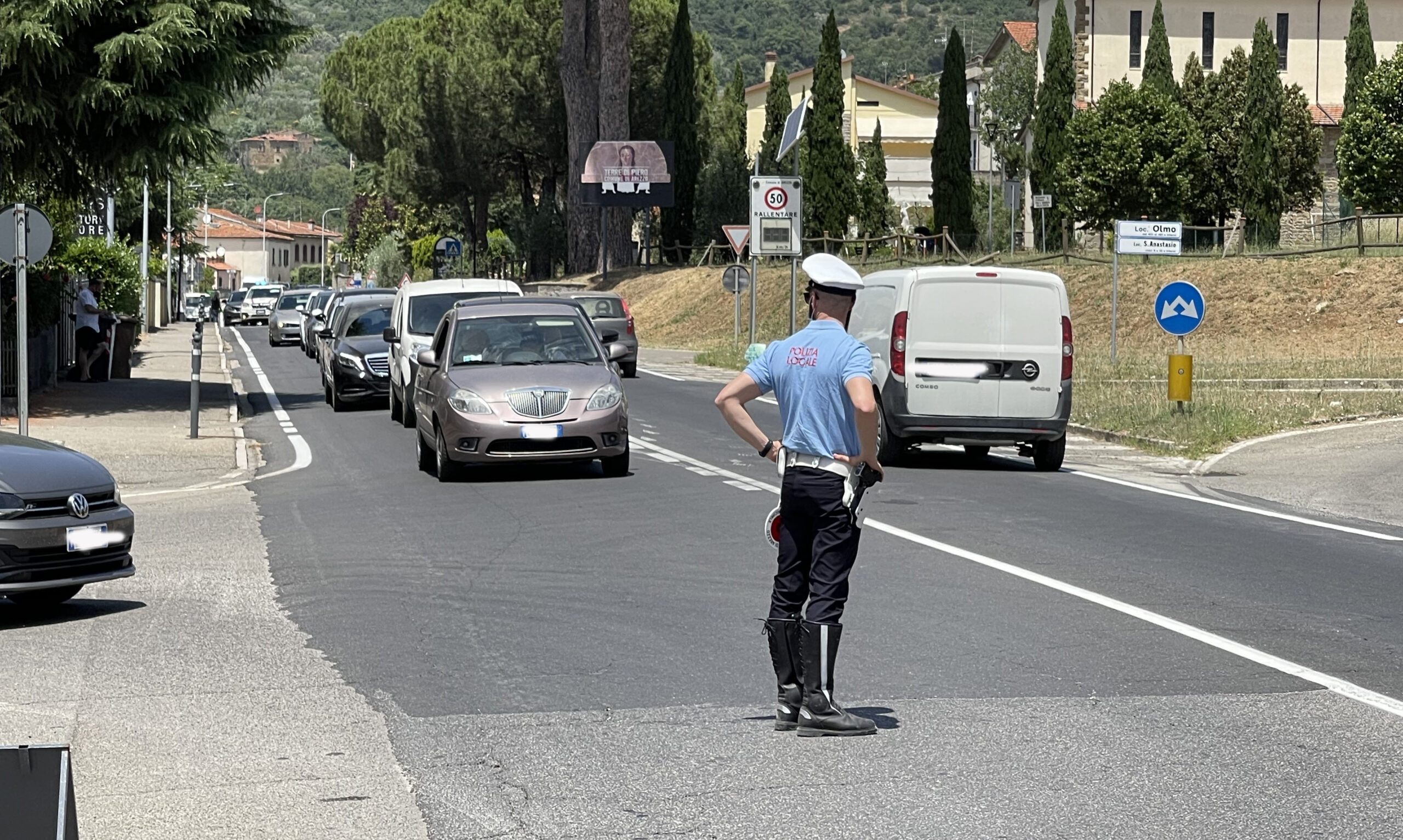 Scontro frontale fra due auto a Olmo, ferite due persone