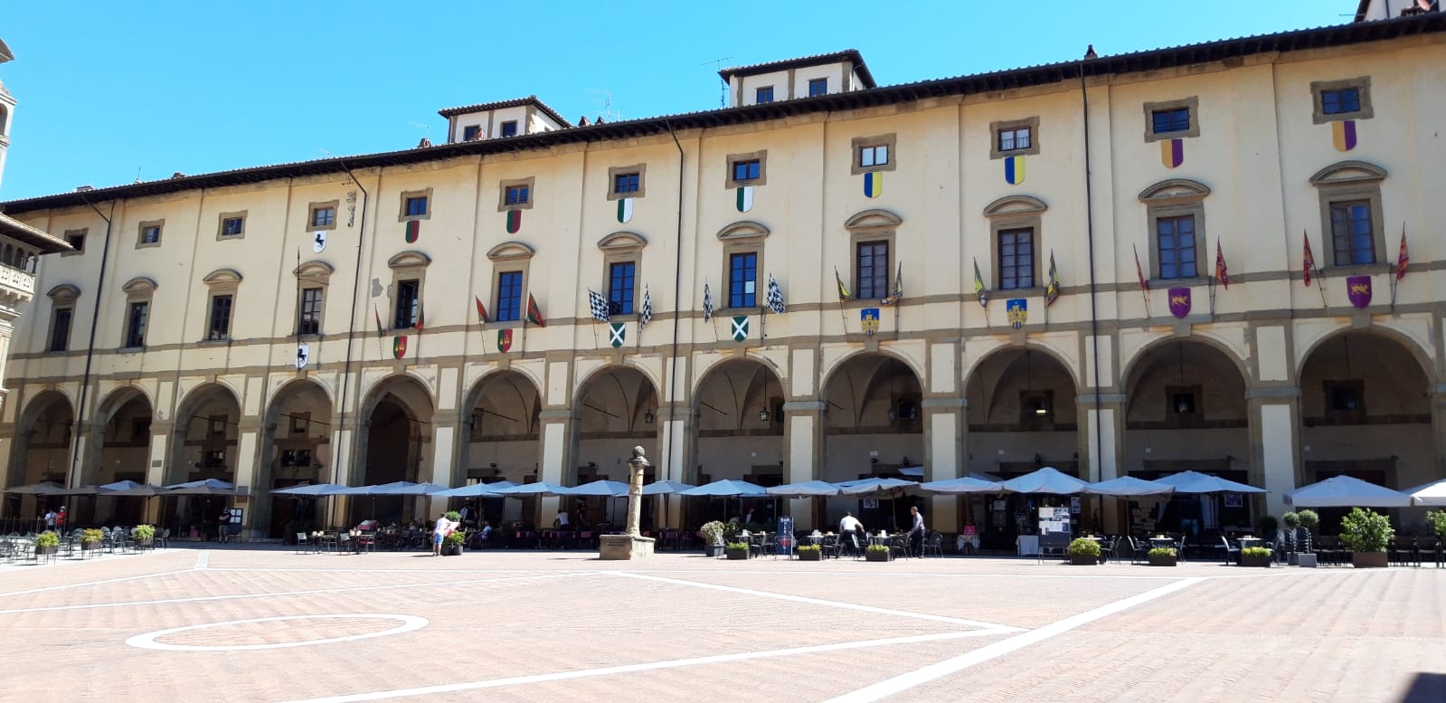 Piazza Grande si veste a festa, montati gli scudi