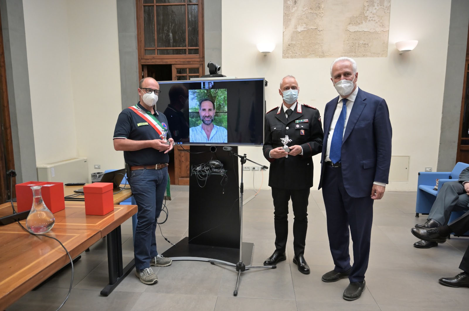 Bimbo ritrovato, Giani consegna Pegaso a sindaco, carabiniere e giornalista