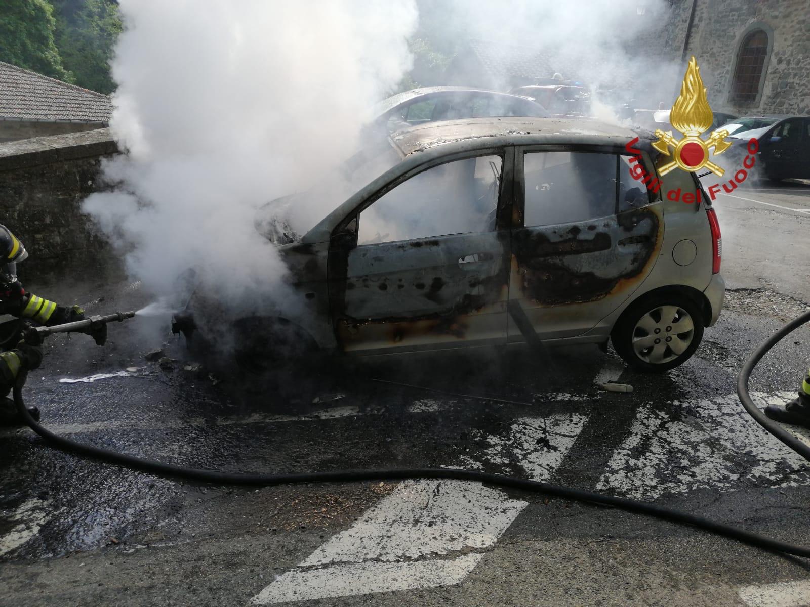 Prende fuoco un auto a Camandoli, nessuna persona è rimasta coinvolta