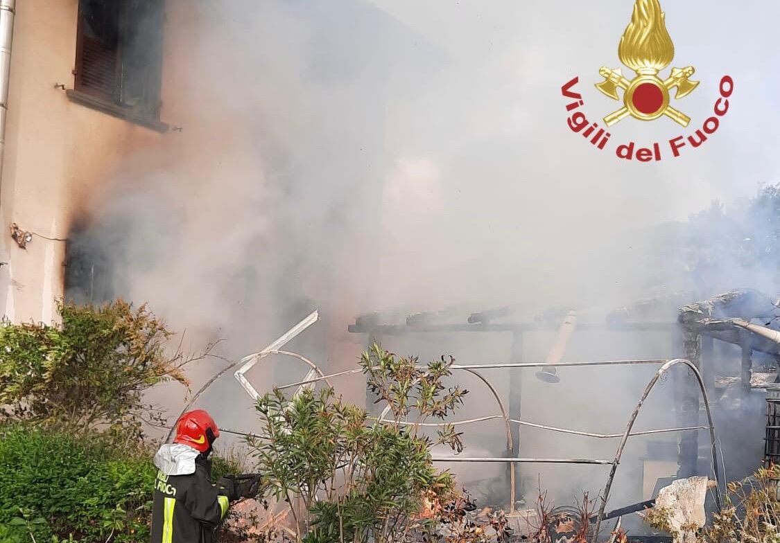 Prende fuoco capanna in legno a Marciano della Chiana, nessuna persona è rimasta ferita