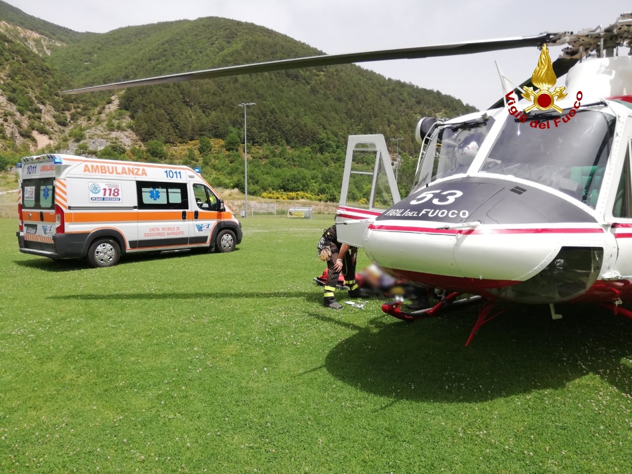 Cade per 50 metri mentre percorre un sentiero nel monte Nerone, soccorso dai vigili del fuoco