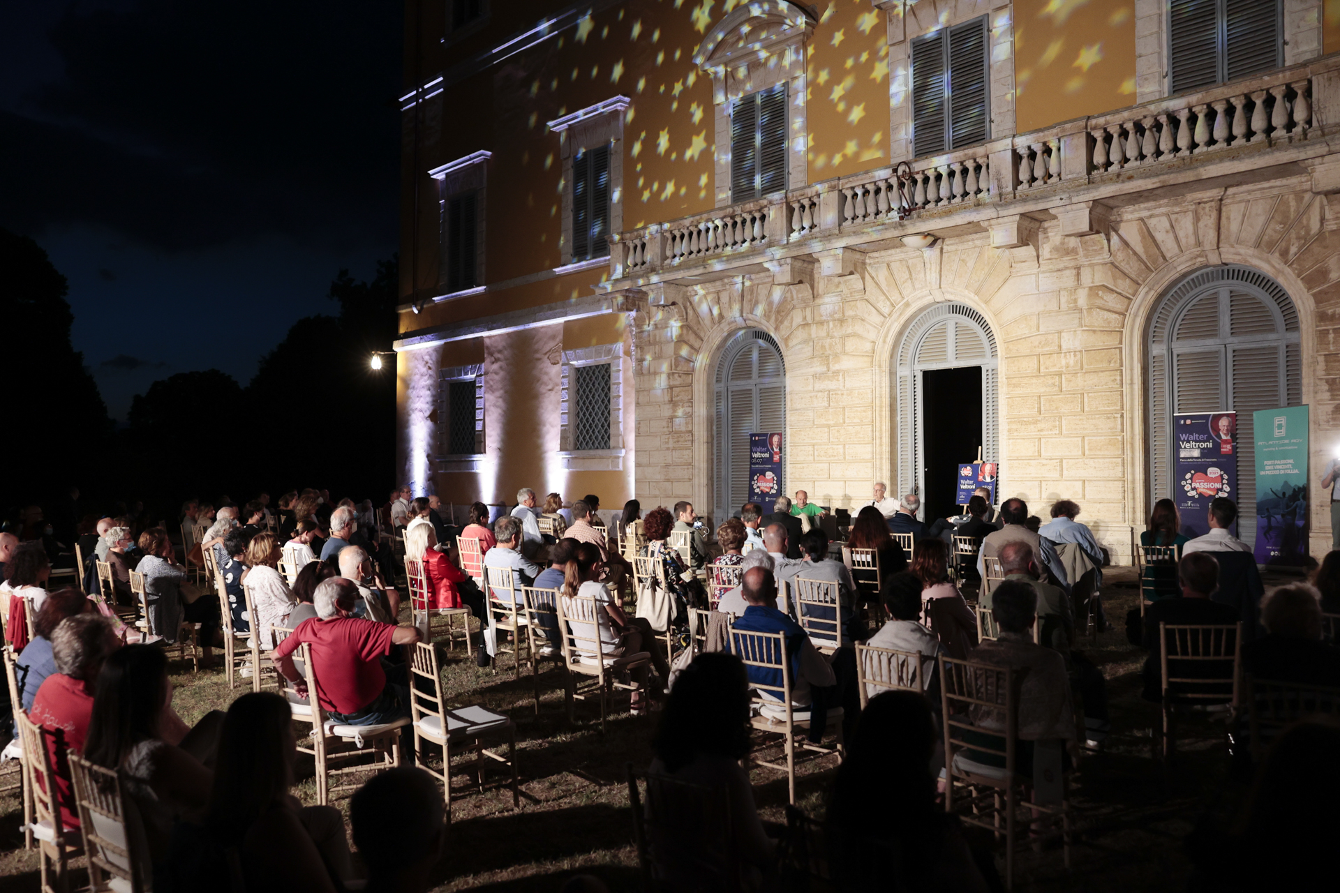 La brezza estiva di Frassineto gonfia le vele del Passioni Festival: sold out per Veltroni in una cornice magica