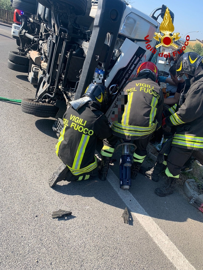 Furgone esce di strada e si ribalta, 52enne in codice rosso alla Gruccia