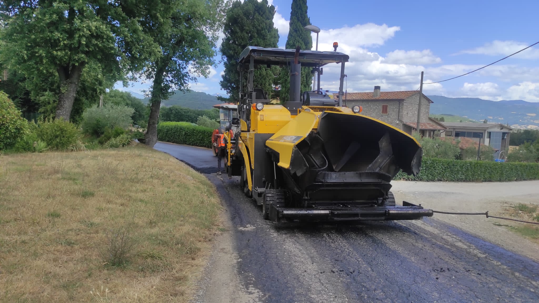 Al via il secondo lotto di asfaltature nel comune di Anghiari: oltre 600 mila euro investiti per la sicurezza.