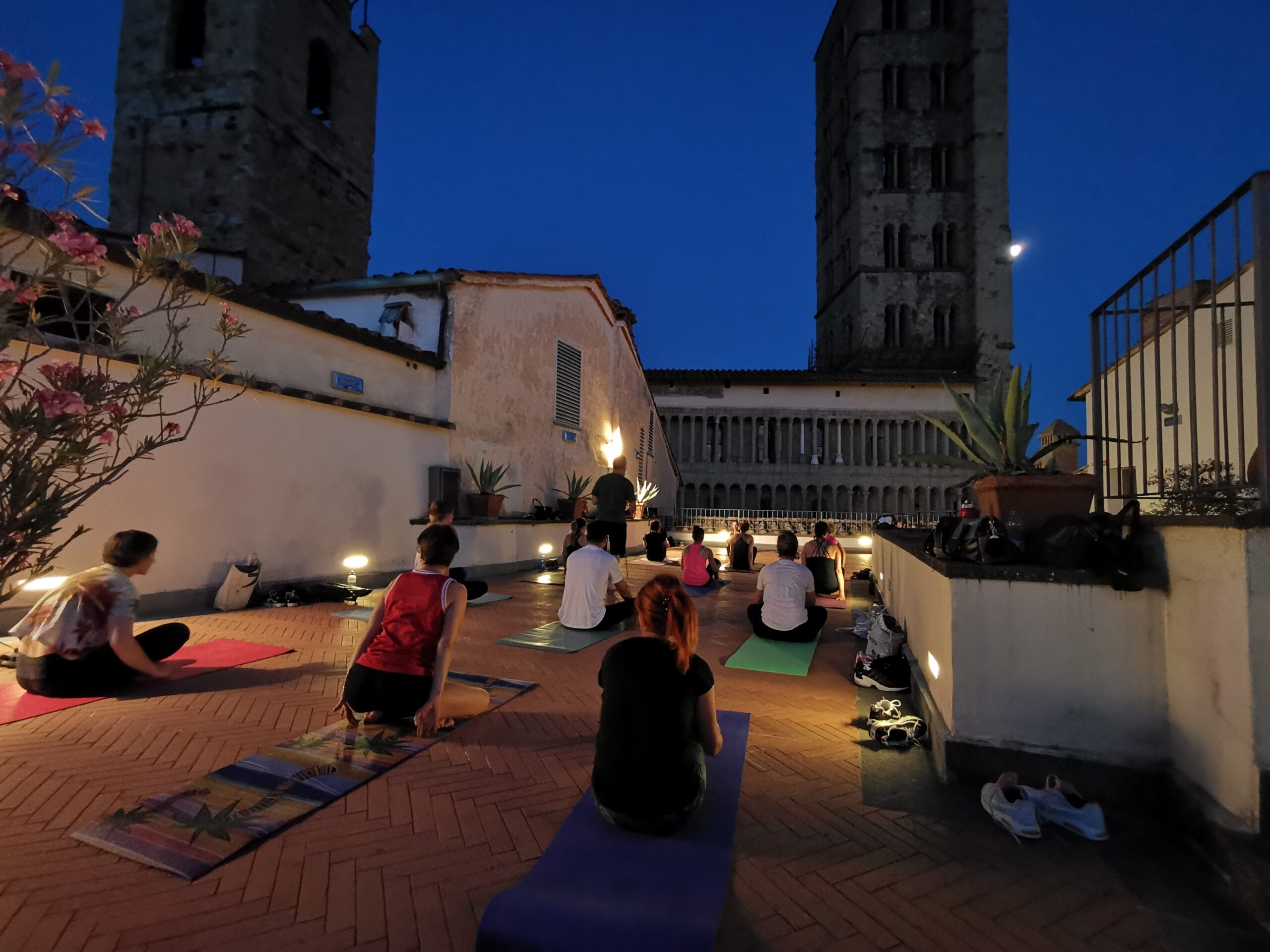 Nel suggestivo scenario delle terrazze di Casa Bruschi torna “Yoga ad Arte”