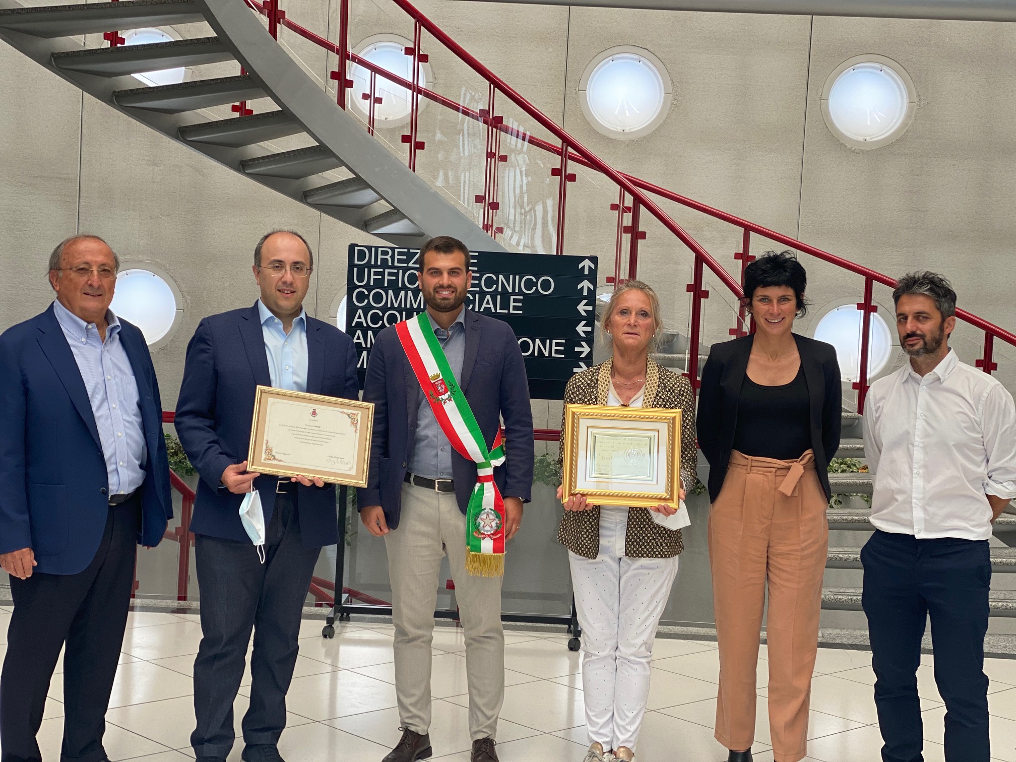 Vagnoli dona le chiavi ai dirigenti Baraclit per i 75 anni dell’azienda