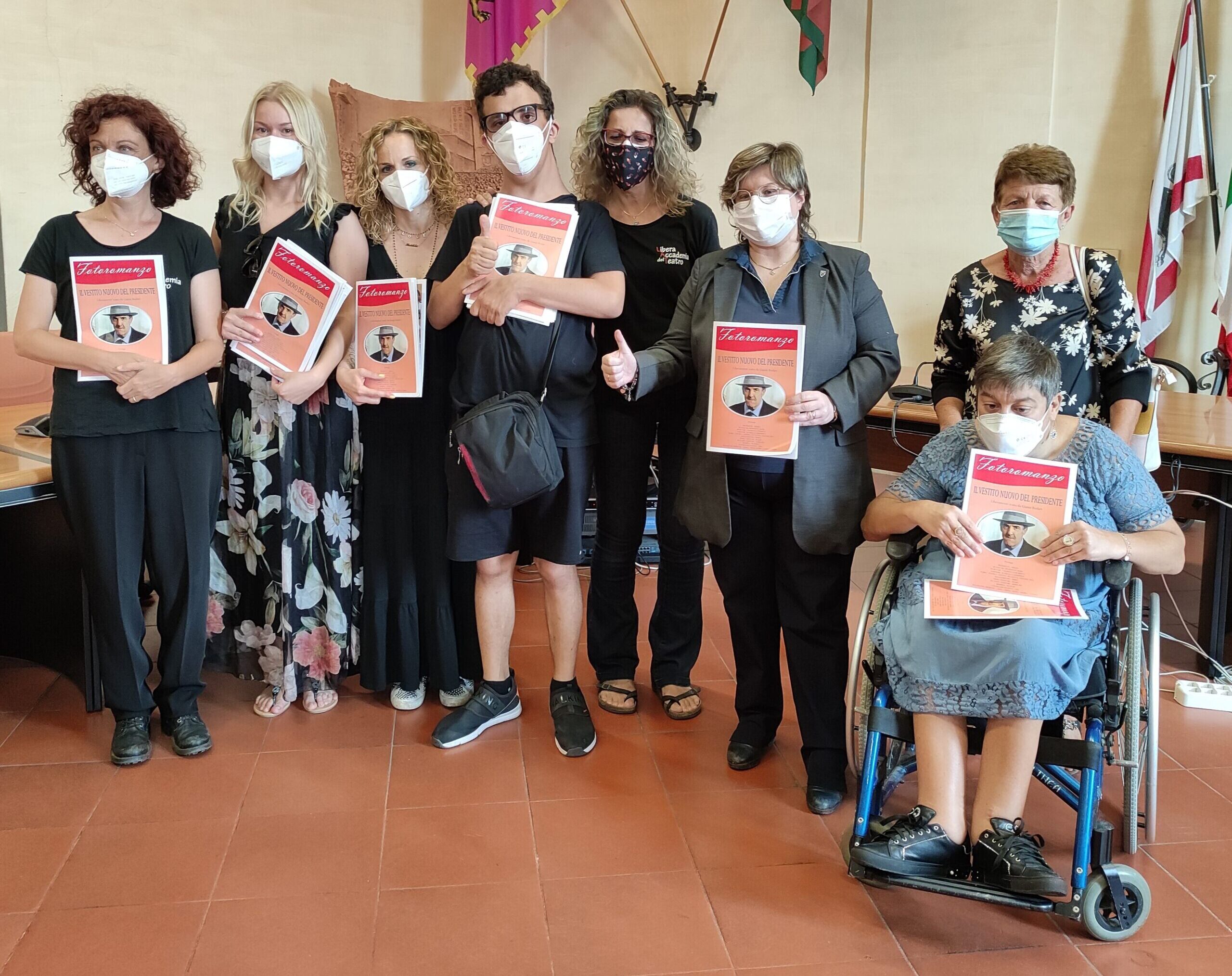 Il vicesindaco Lucia Tanti riceve in dono copia del fotoromanzo realizzato dai ragazzi ospiti del centro Helios Il vicesindaco Lucia Tanti riceve in dono copia del fotoromanzo realizzato dai ragazzi ospiti del centro Helios
