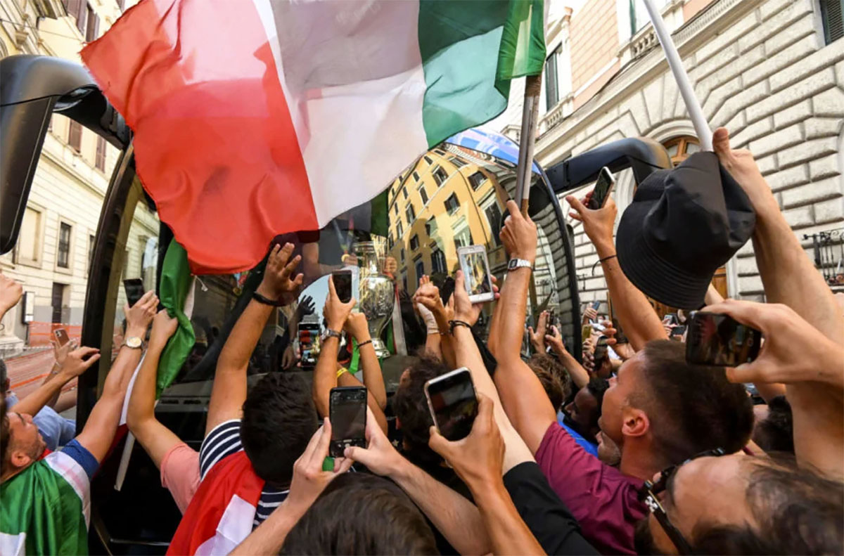 Euro2020, allarme dei medici: “Festeggiamenti fuori controllo per la Nazionale di calcio, ci saranno focolai”