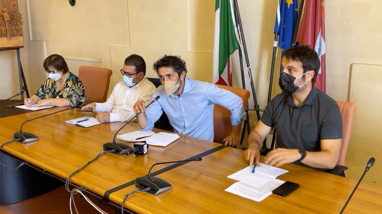 I gruppi di opposizione: “la mancanza di rispetto non è nostra prerogativa. E anche noi abbiamo famiglia senza per questo disinteressarci della città. Con Ghinelli degrado istituzionale, sociale e urbano”