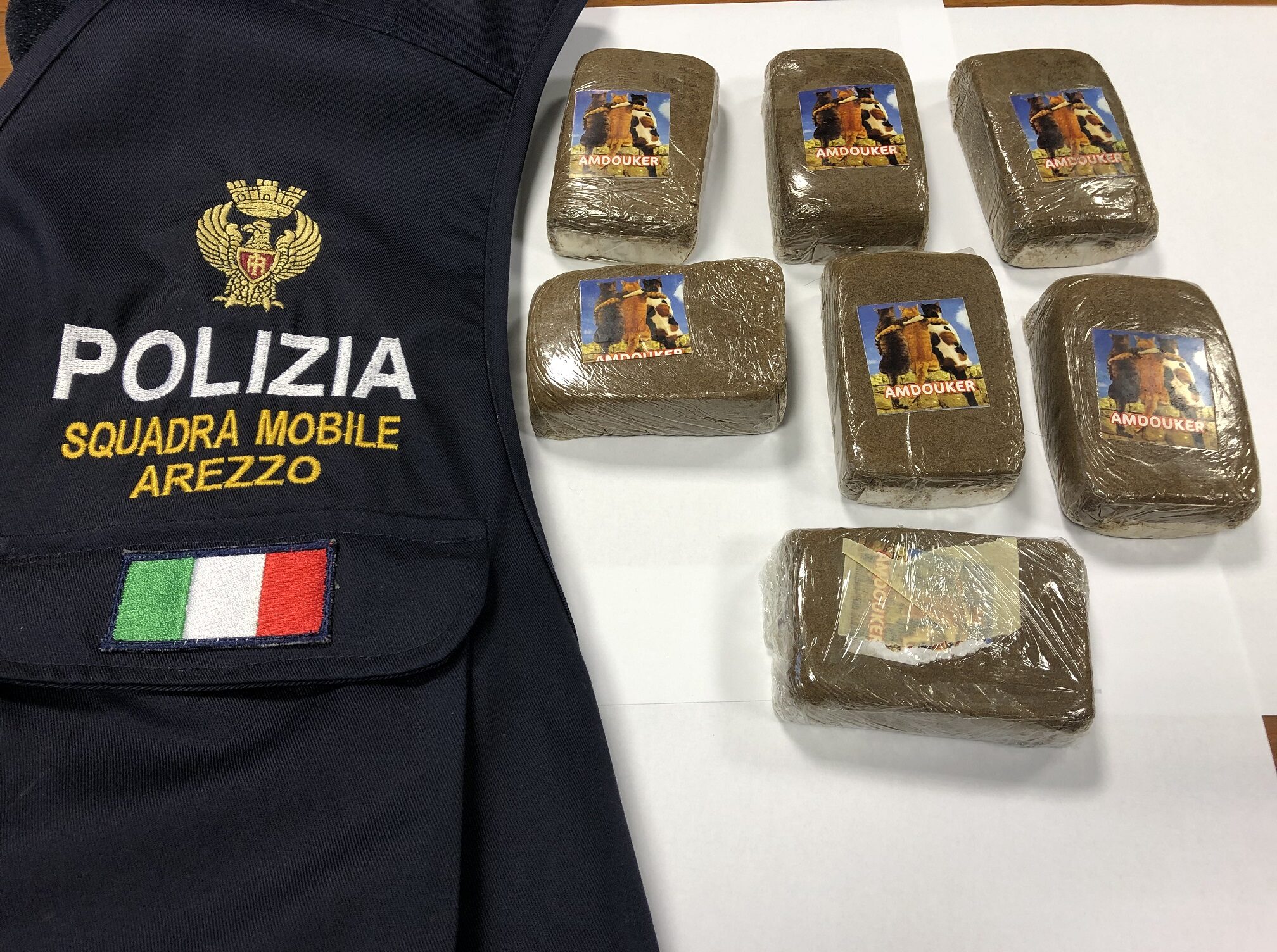 Gestivano le piazze dello spaccio di cocaina a Saione e in Piazza Sant’Agostino. Sgominata banda di spacciatori magrebini, 4 arresti della polizia di stato